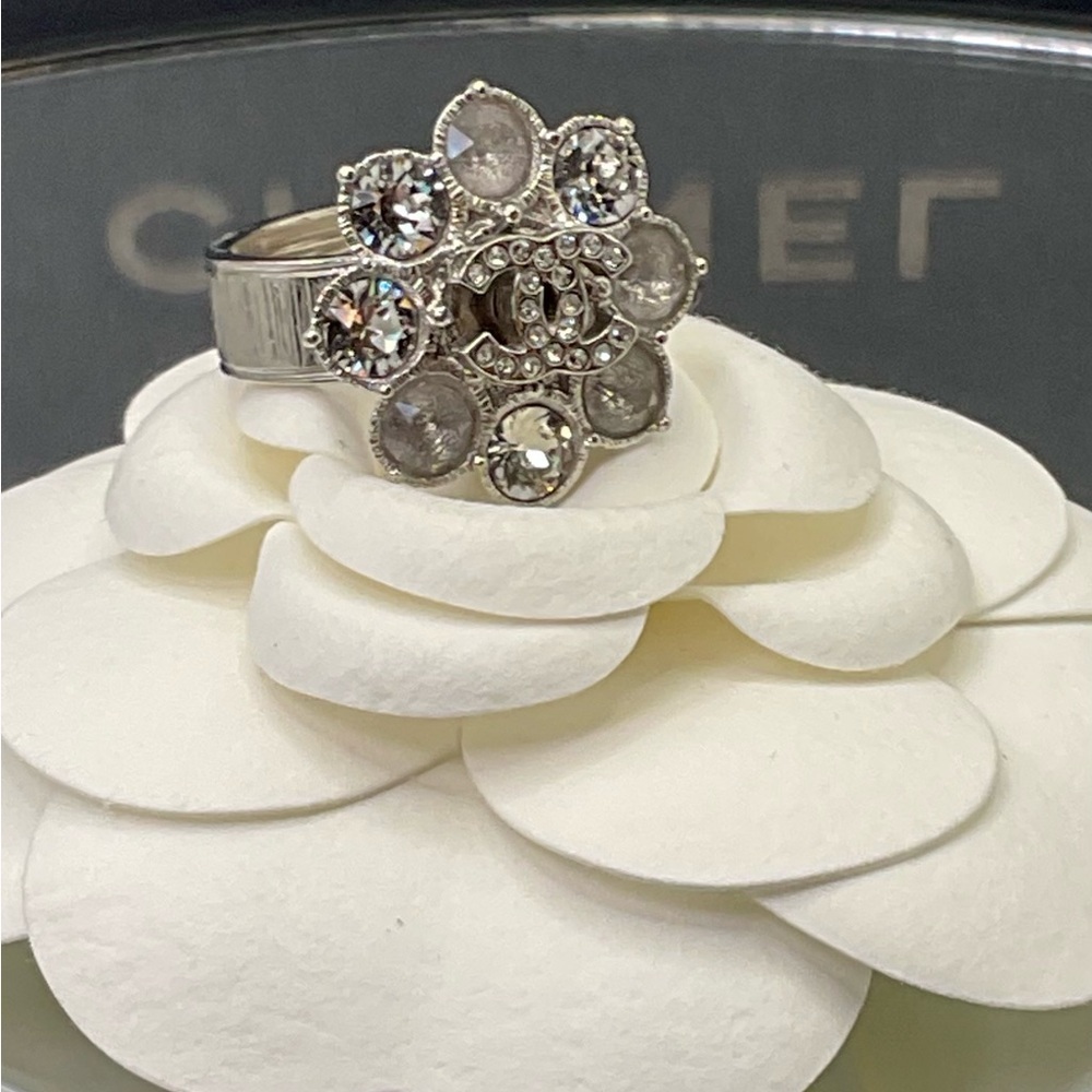 CHANEL Silver Cluster Ring with Faceted Stones and Textured Band|Cocktail Ring - Picture 3 of 7